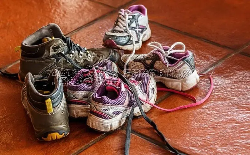 球速体育app百度网盘企业版2024 年夏季必备：洞洞鞋的时尚升级版
，黑色女式洞洞鞋